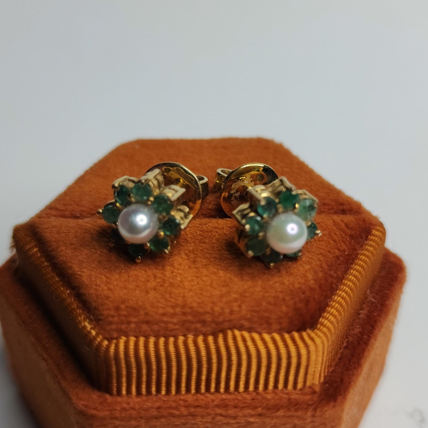 14K Yellow Gold Earrings White Pearls Flower Green Stones Stud 9mm 585
