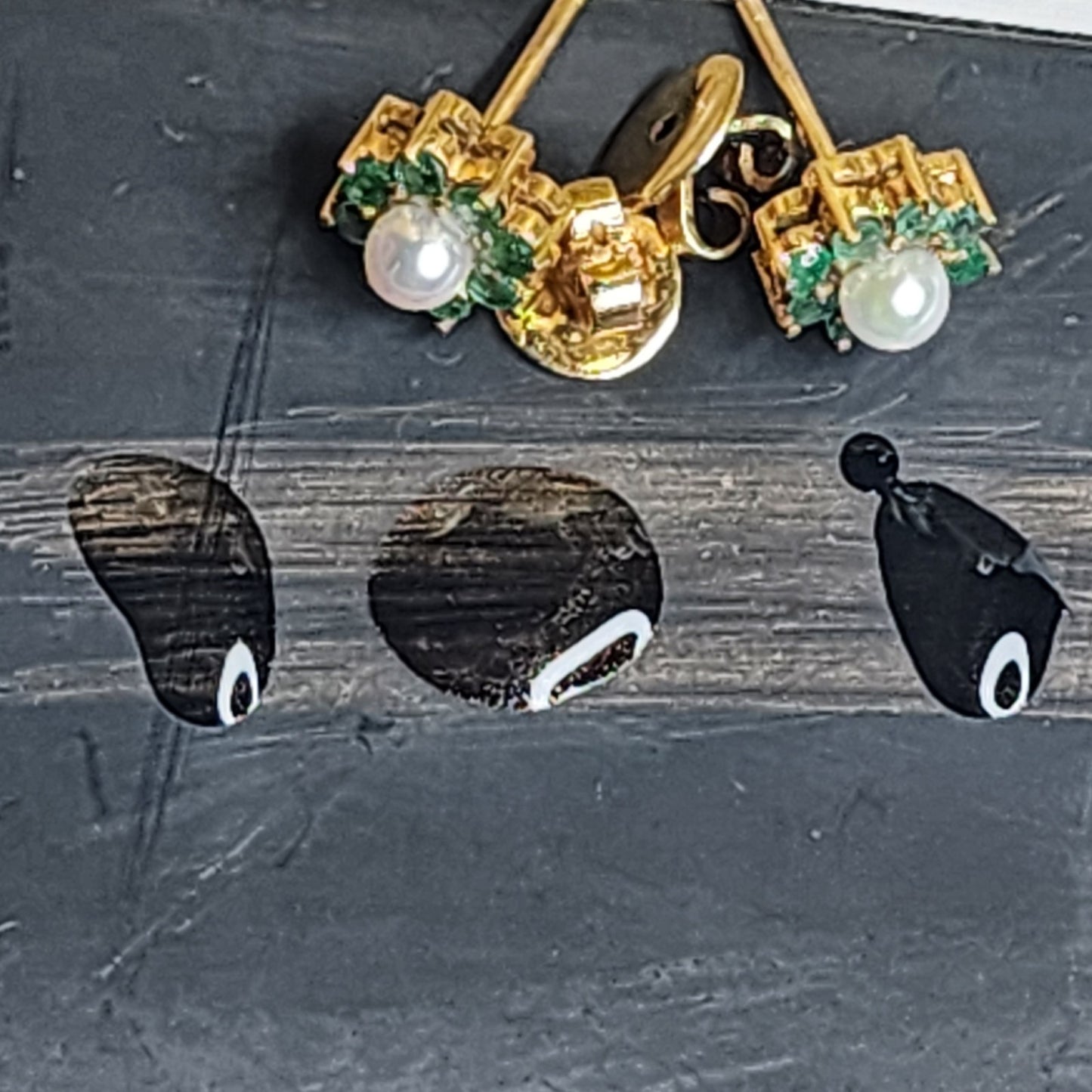 14K Yellow Gold Earrings White Pearls Flower Green Stones Stud 9mm 585