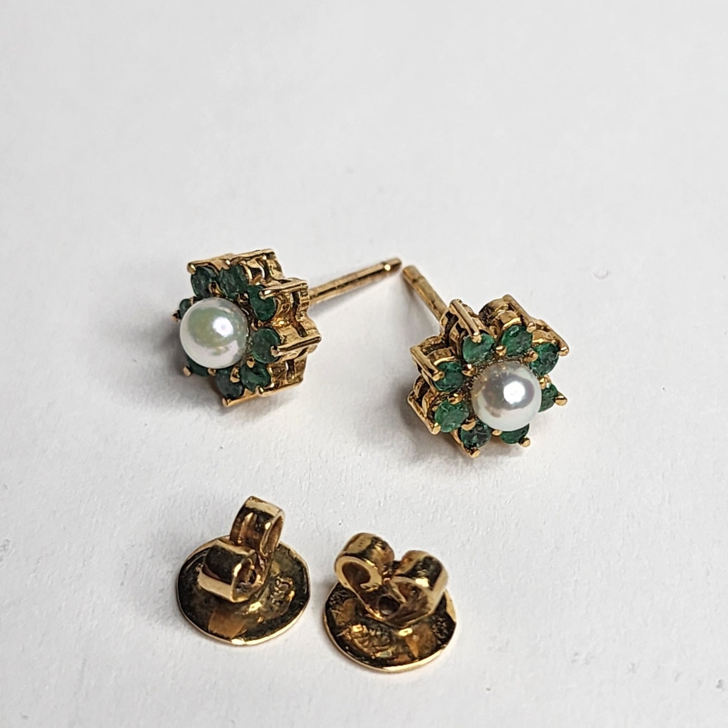 14K Yellow Gold Earrings White Pearls Flower Green Stones Stud 9mm 585