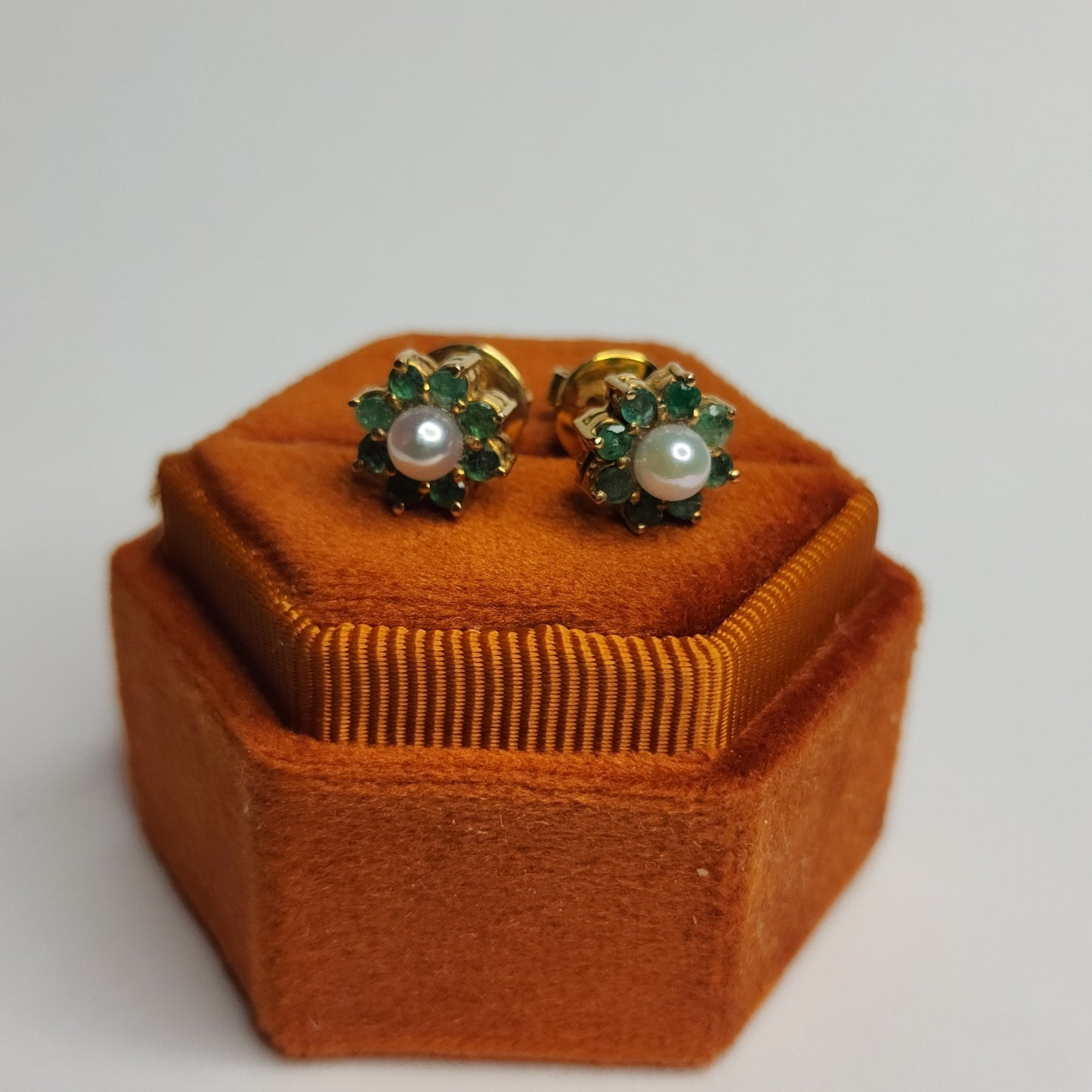 14K Yellow Gold Earrings White Pearls Flower Green Stones Stud 9mm 585