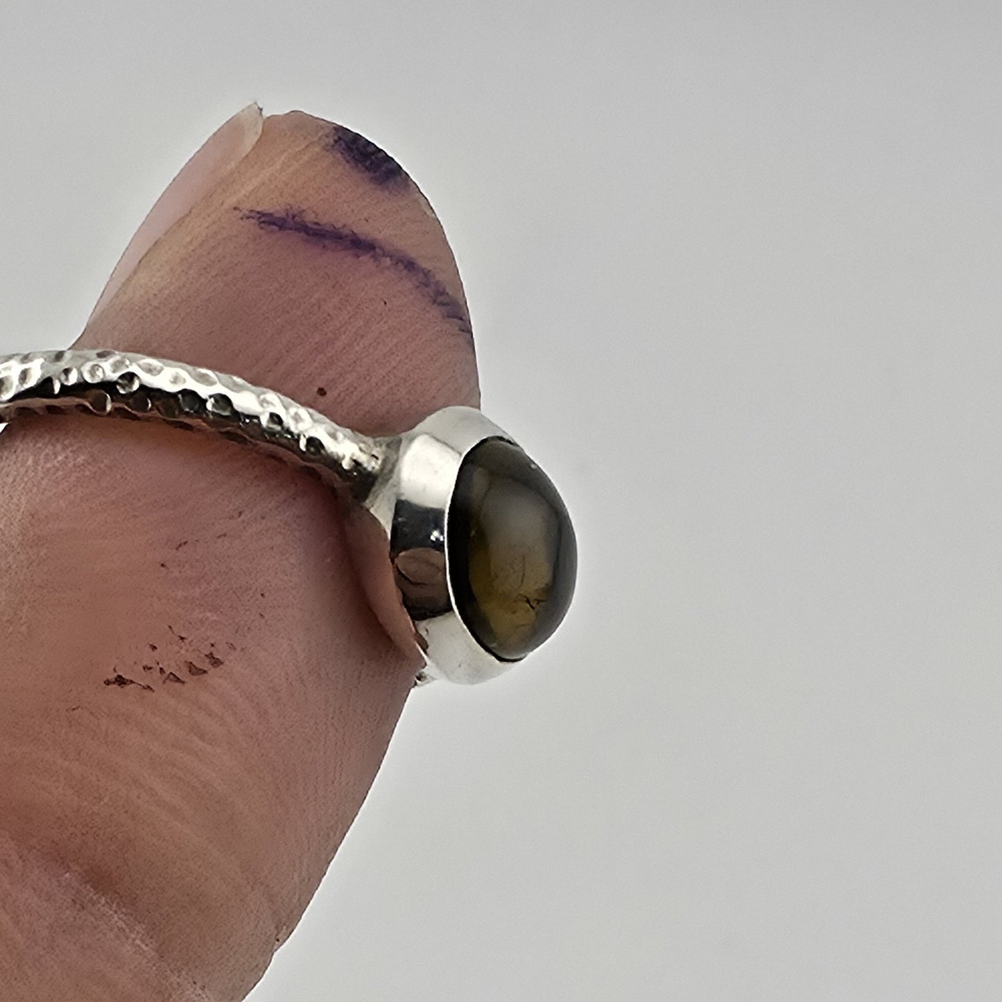 Sterling Silver 925 Amber Cabochon Ring Hammered Band Size 7.5