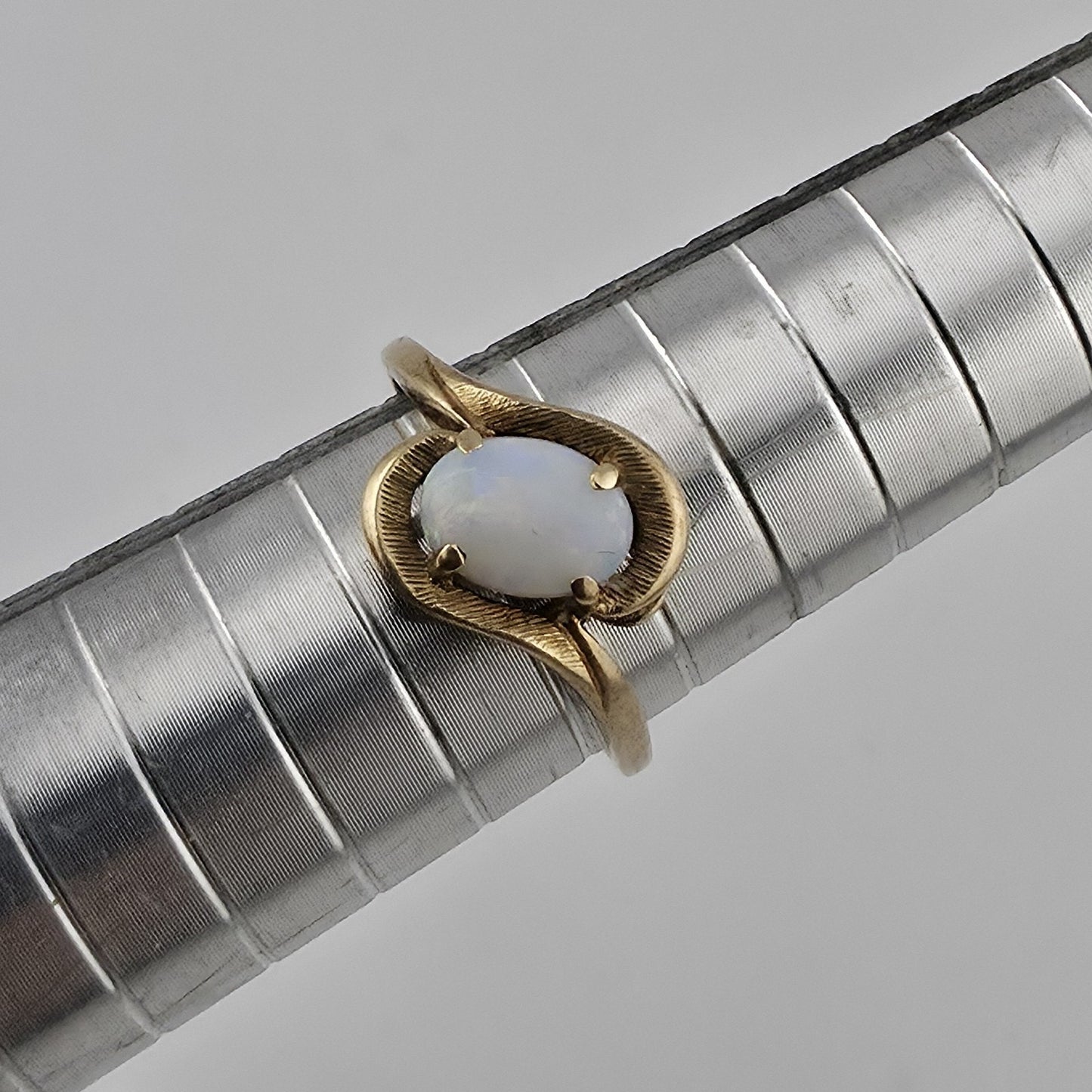 10K Yellow Gold Opal Ring Vintage Oval Cabochon Swirl Setting Size 6.25