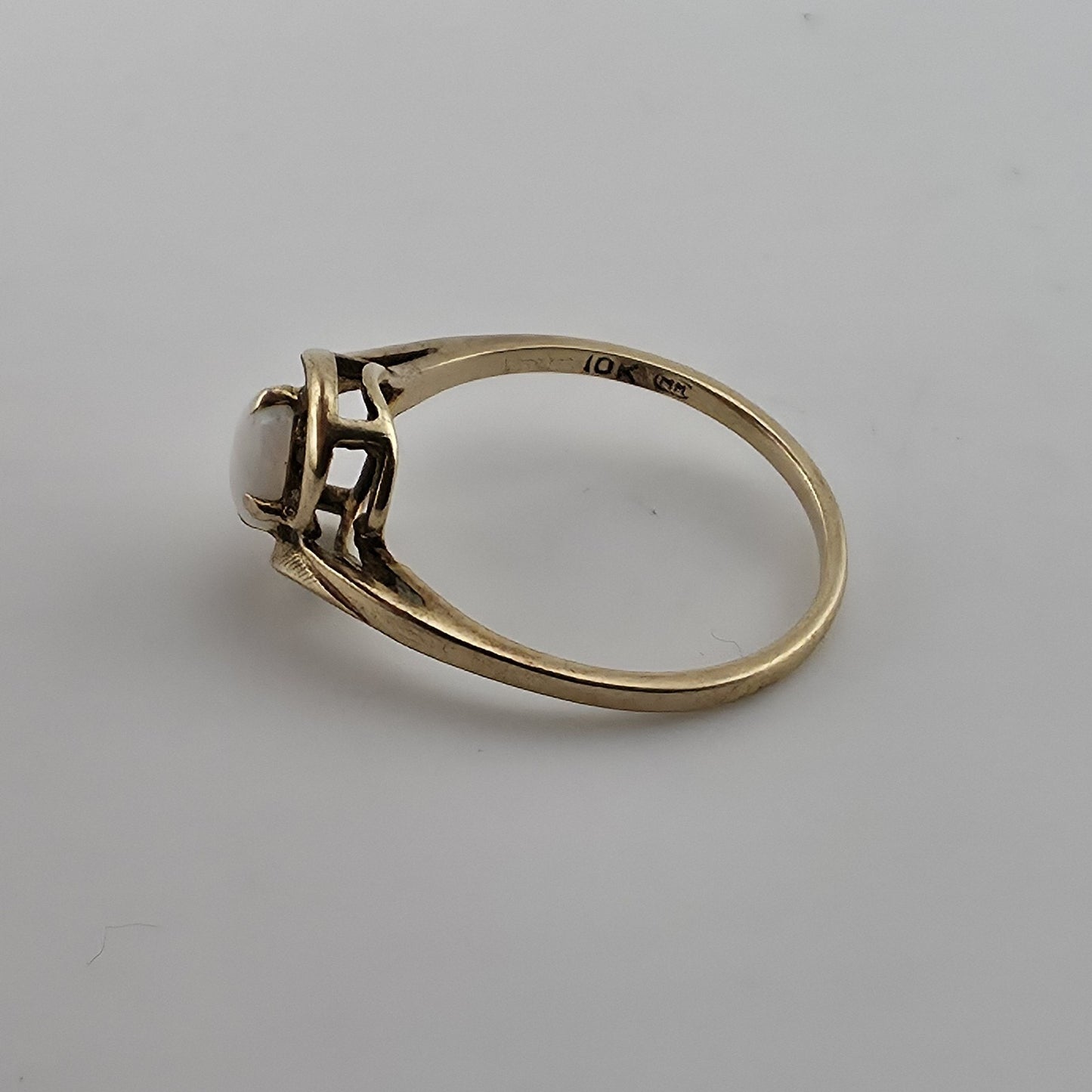 10K Yellow Gold Opal Ring Vintage Oval Cabochon Swirl Setting Size 6.25