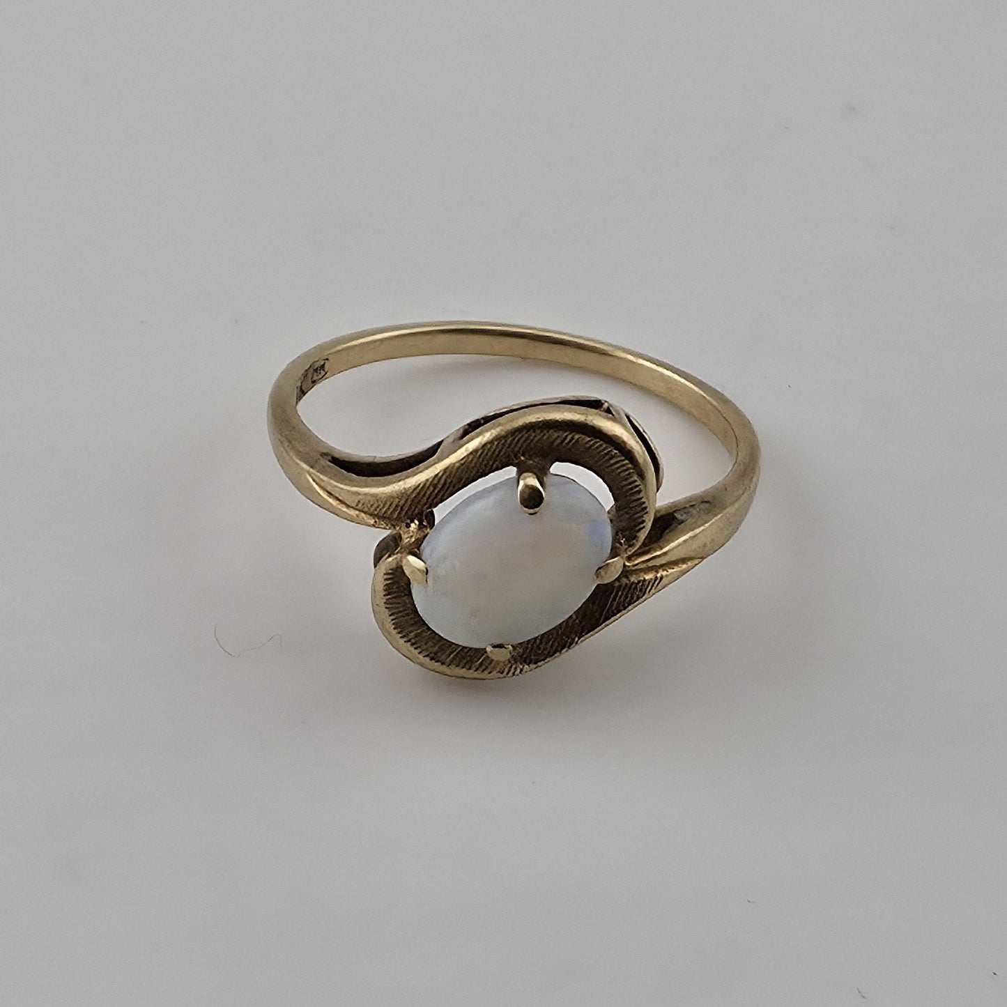 10K Yellow Gold Opal Ring Vintage Oval Cabochon Swirl Setting Size 6.25