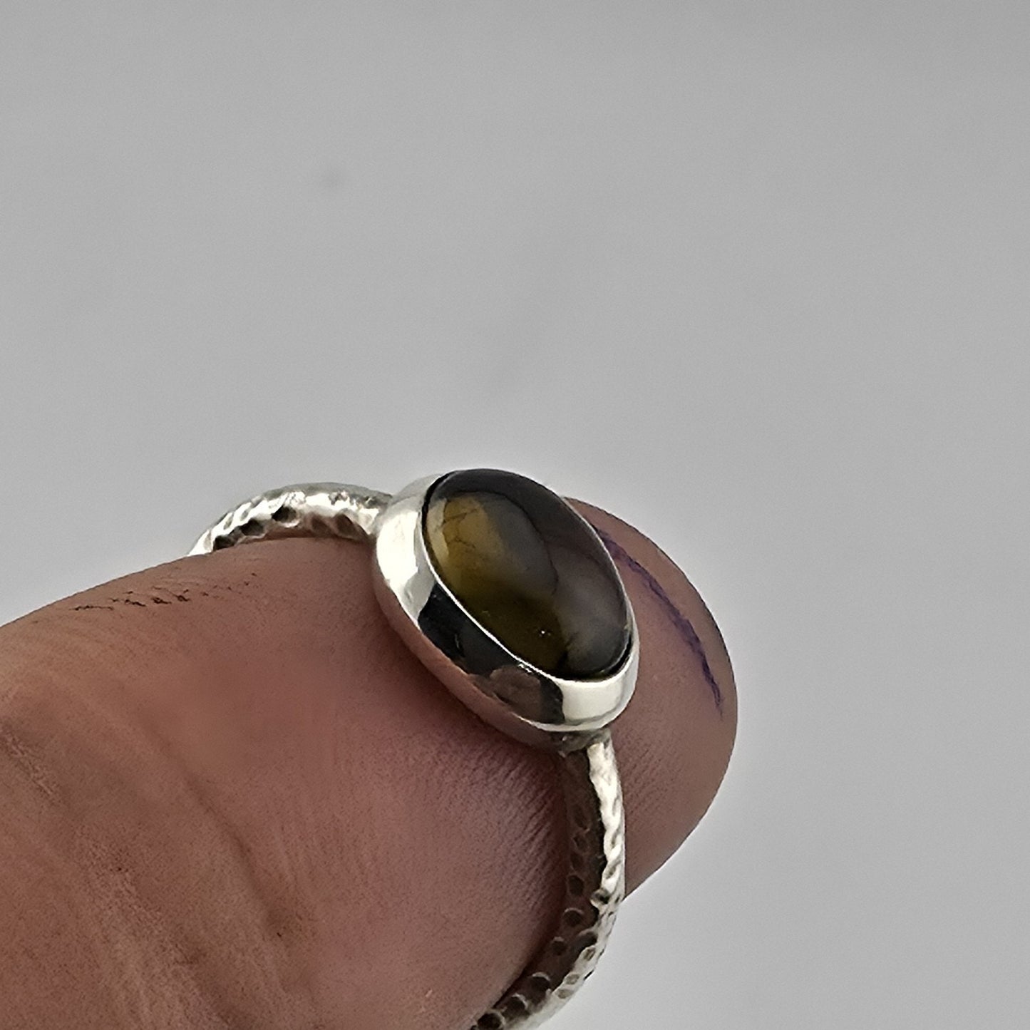 Sterling Silver 925 Amber Cabochon Ring Hammered Band Size 7.5