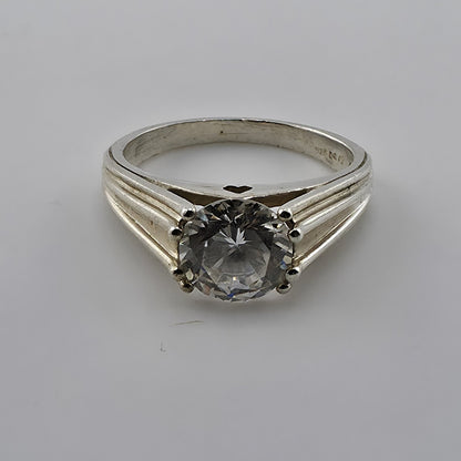 Sterling Silver 925 CZ Solitaire Ring Round Stone Modern Band Size 8.75 Heart