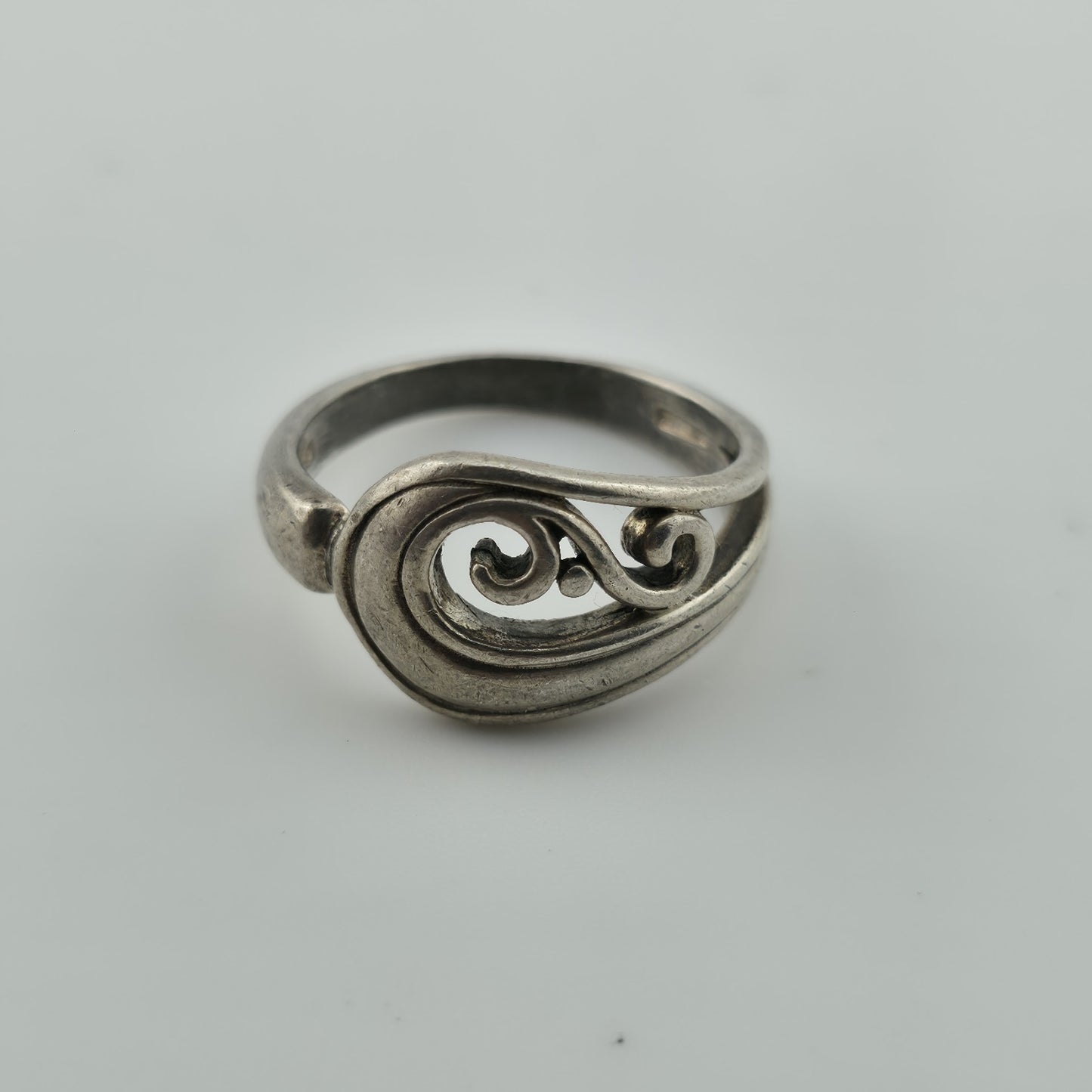 Sterling Silver Ring 925 Thailand Ring Size 9 Vintage Raised scroll  swirl motif