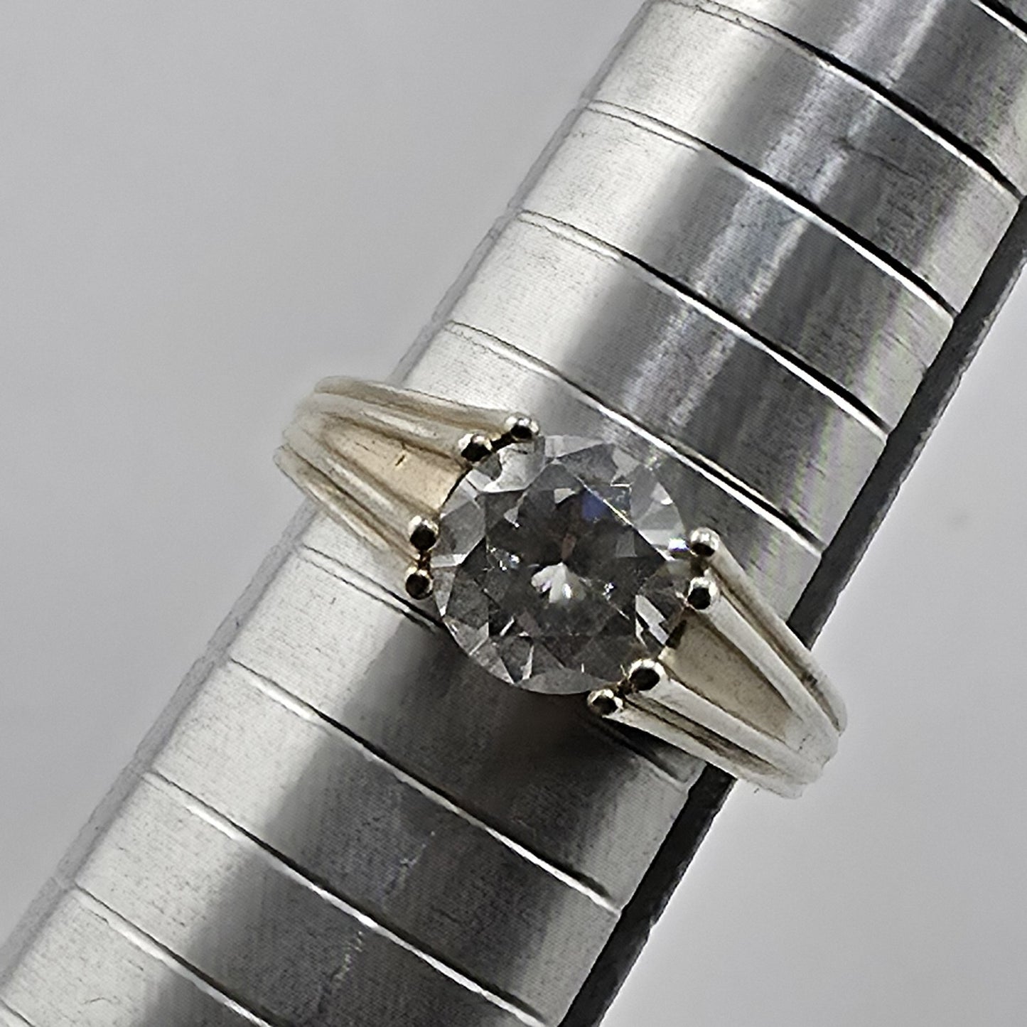 Sterling Silver 925 CZ Solitaire Ring Round Stone Modern Band Size 8.75 Heart