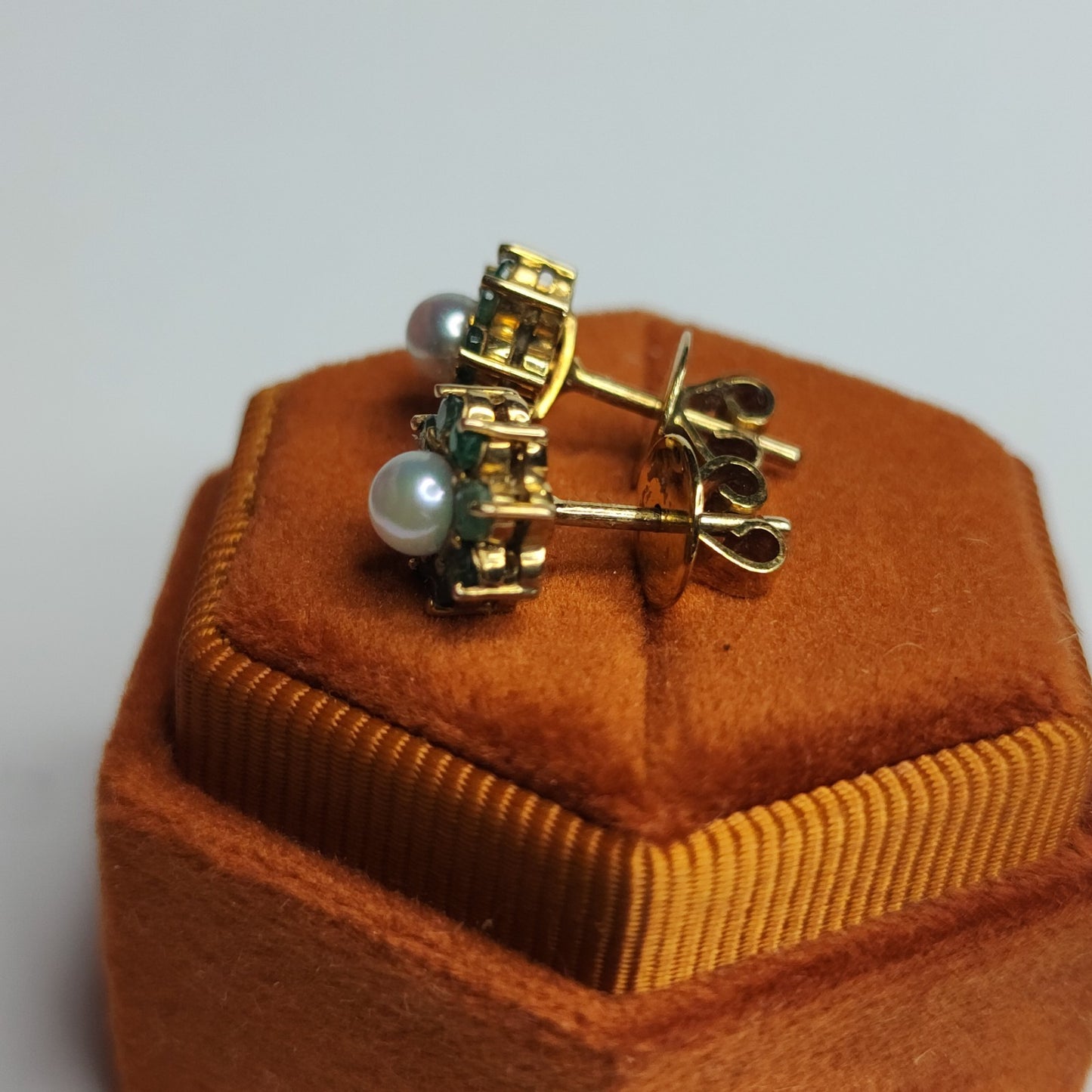 14K Yellow Gold Earrings White Pearls Flower Green Stones Stud 9mm 585