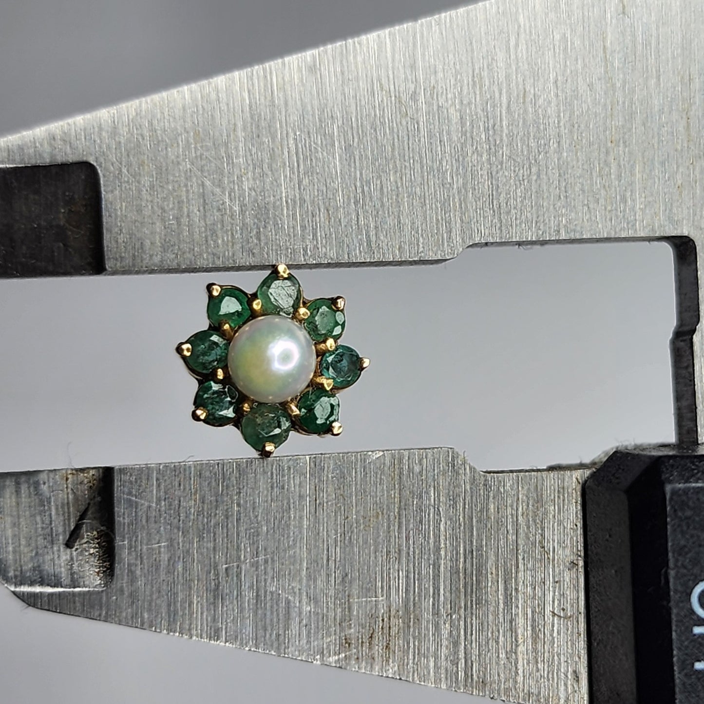 14K Yellow Gold Earrings White Pearls Flower Green Stones Stud 9mm 585
