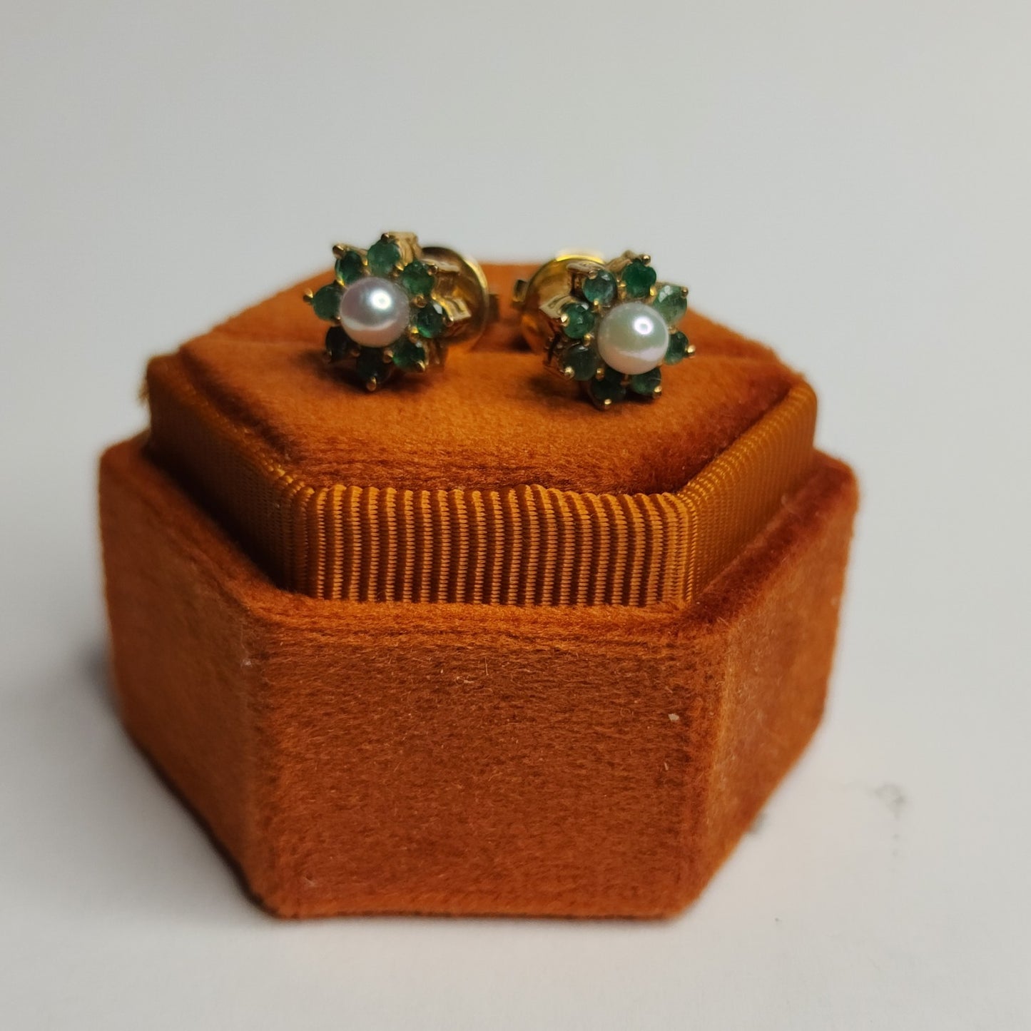 14K Yellow Gold Earrings White Pearls Flower Green Stones Stud 9mm 585