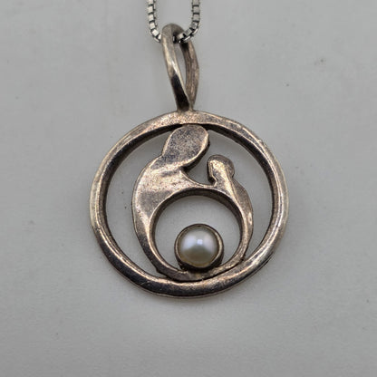 Sterling Silver Mother and Children Pendant 925  Pearl 18in Chain