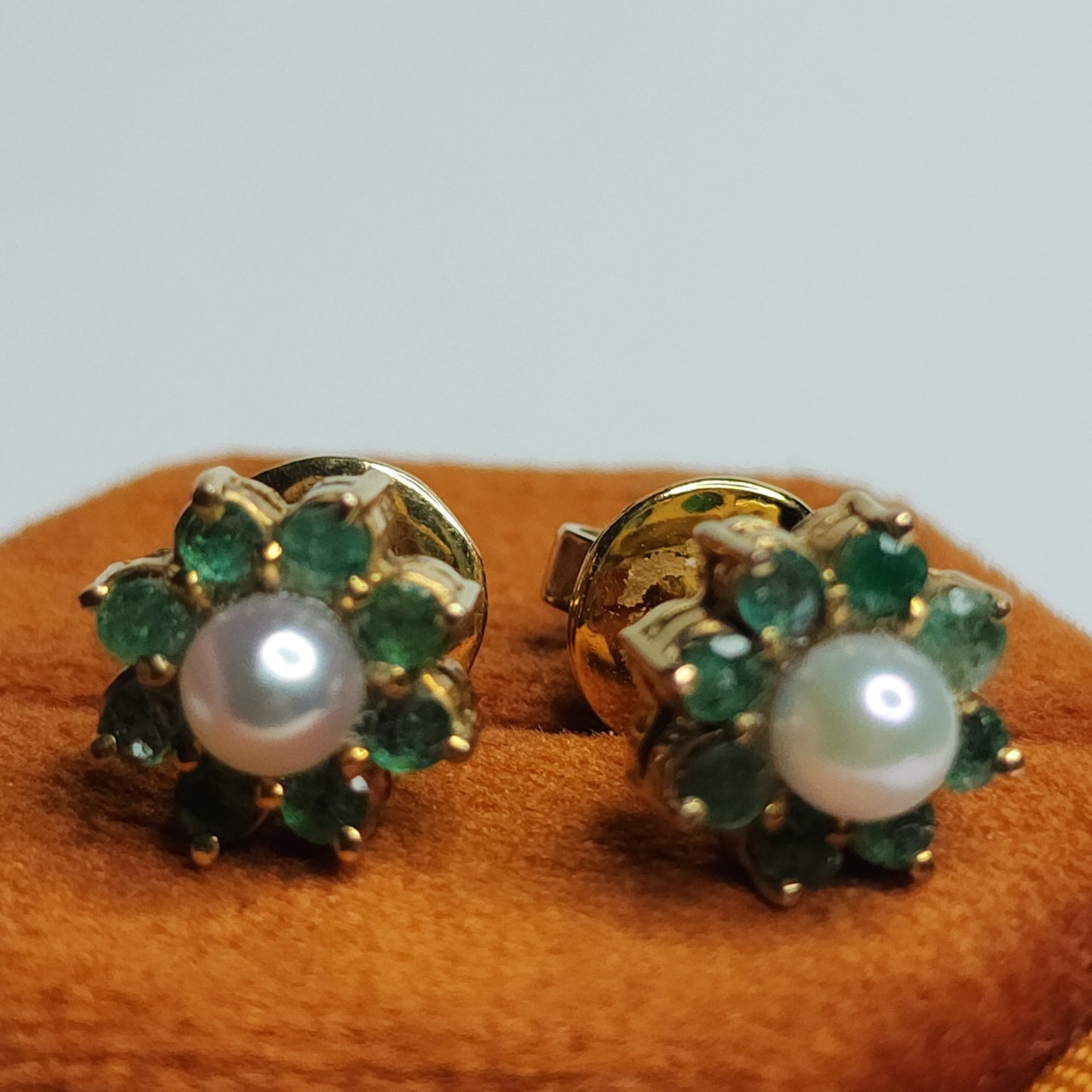 14K Yellow Gold Earrings White Pearls Flower Green Stones Stud 9mm 585