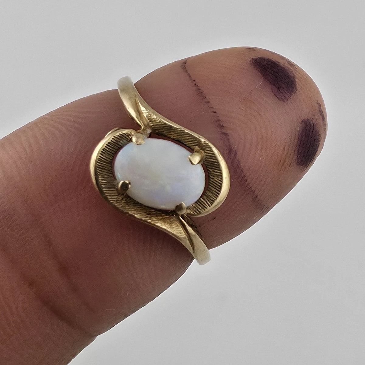 10K Yellow Gold Opal Ring Vintage Oval Cabochon Swirl Setting Size 6.25