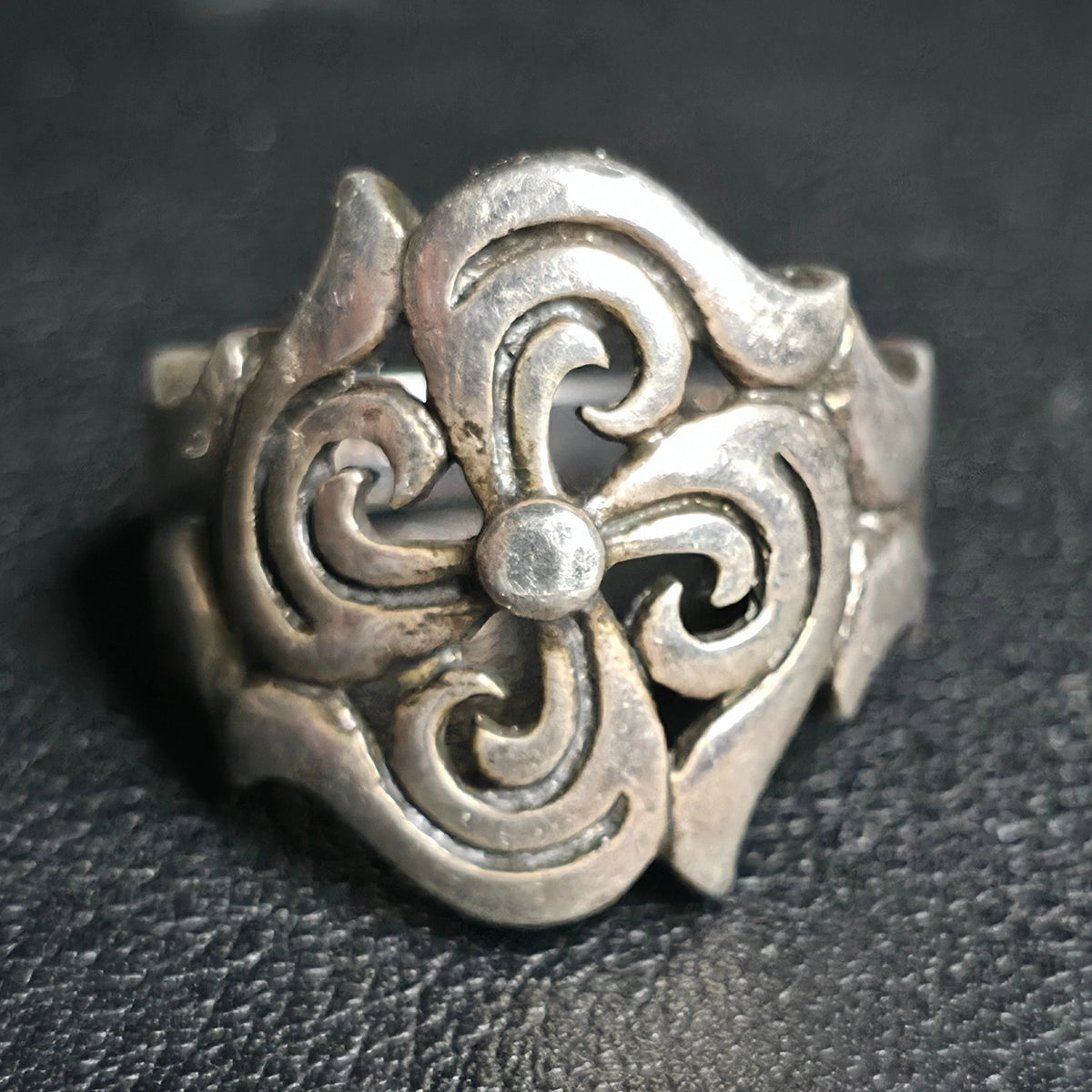 Sterling Silver 925 S Shape Cross Shins Style Ring Size 8 Scroll Flourish